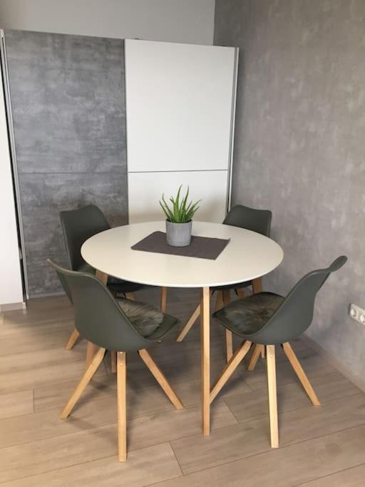 Modern Eingerichtetes Apartment Naehe Hauptbahnhof Брауншвайг Екстериор снимка
